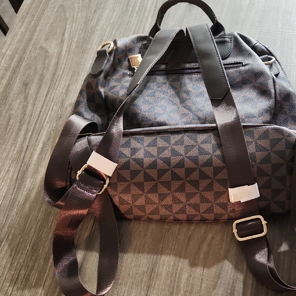 Geometric Patterned Brown Backpack With Matching Wallet - Picture 2 of 7
